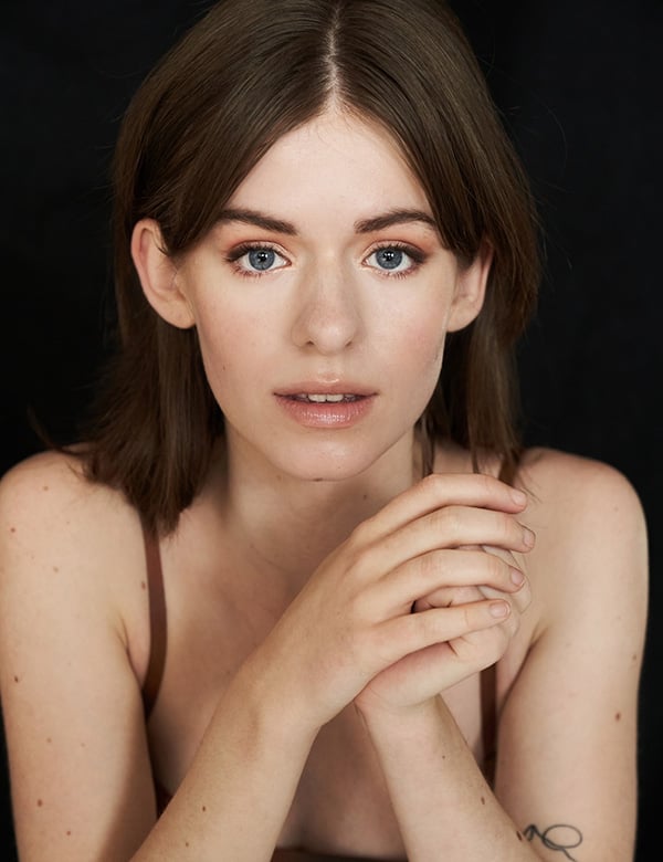 Vrouwelijk model met donkerblond haar Lolelee