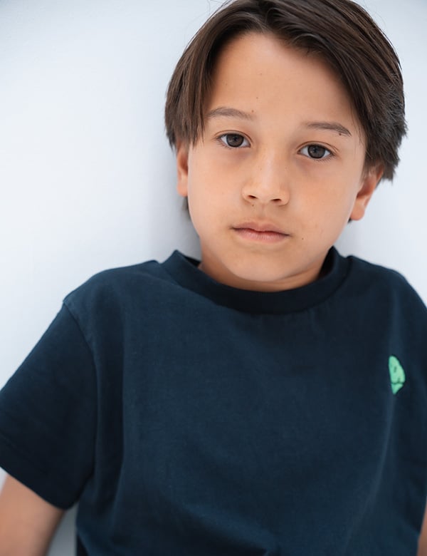 Kindermodel met donkerbruin haar Vesper.