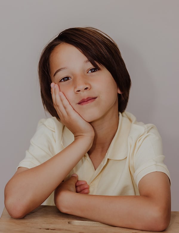 Kindermodel met bruine ogen en bruin haar Vesper.