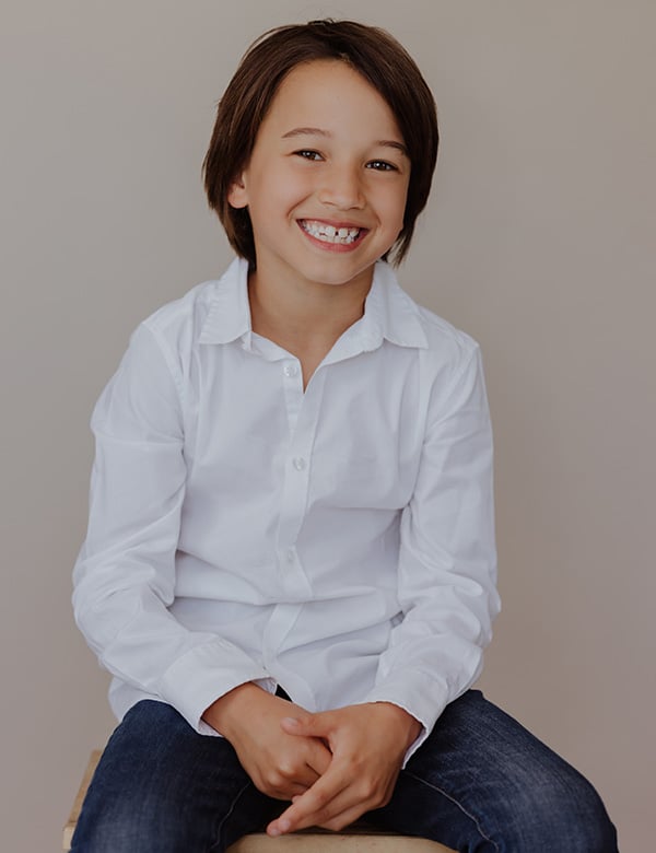 Kindermodel met bruine ogen en bruin haar Vesper.