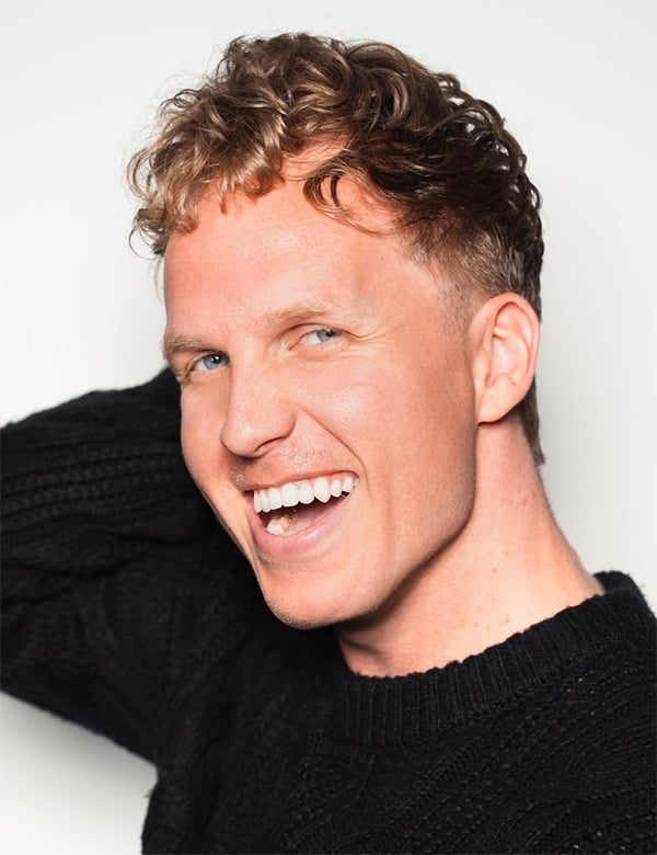 Mannelijk model met blond haar costian