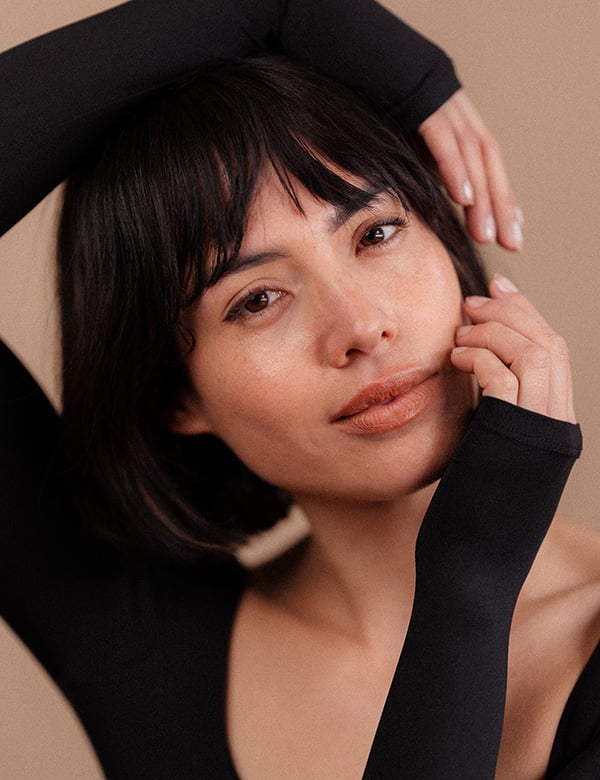 Vrouwelijk model met kort donkerbruin haar eva s.