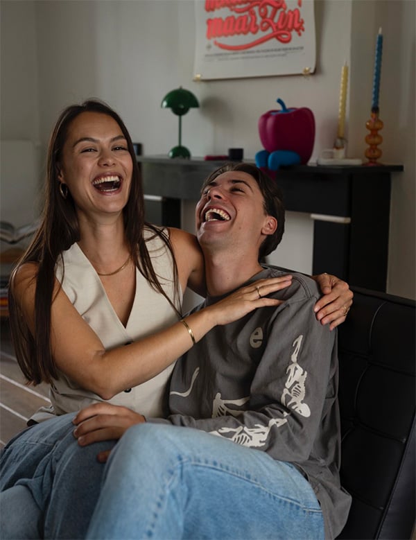 Vrouwelijk model met donker haar Iris M.