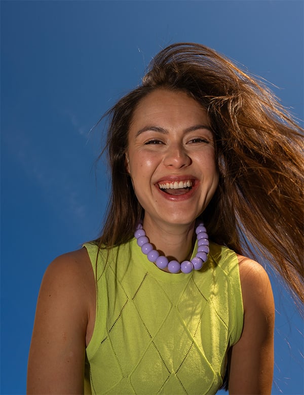 Vrouwelijk model met donker haar Iris M.