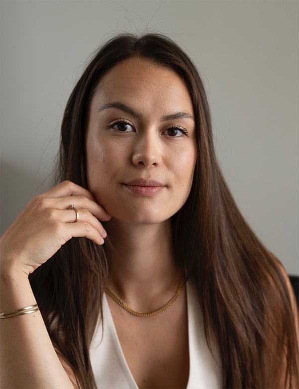 Vrouwelijk model met donker haar iris m.