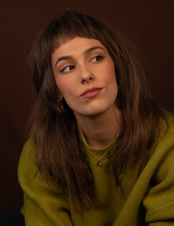 Vrouwelijk model met bruin haar Janneke Me.