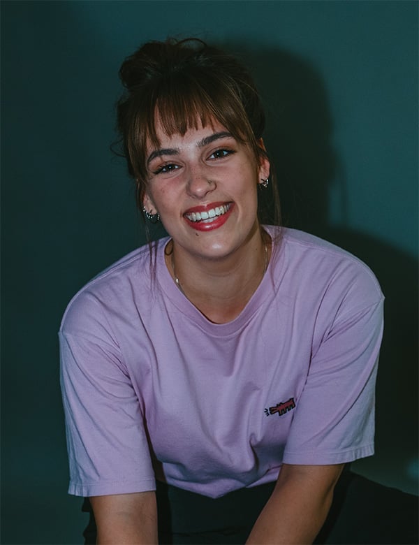 Vrouwelijk model met bruin haar Janneke Me.