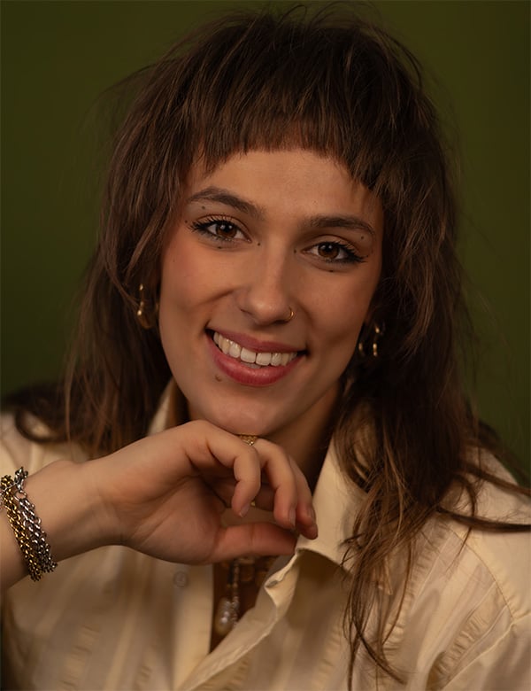 Vrouwelijk model met bruin haar Janneke Me.