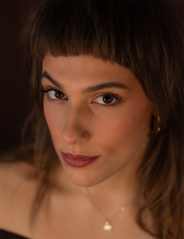 Vrouwelijk model met bruin haar Janneke Me.