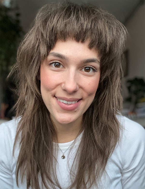 Vrouwelijk model met bruin haar janneke me.