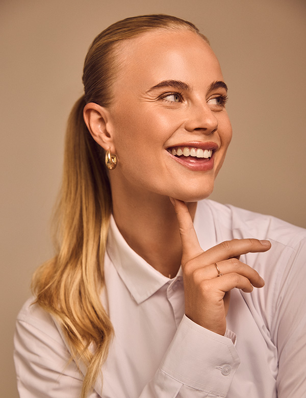 vrouwelijk model met blond haar en blauwe ogen Jenny L.