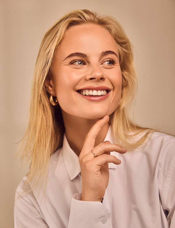vrouwelijk model met blond haar en blauwe ogen Jenny L.