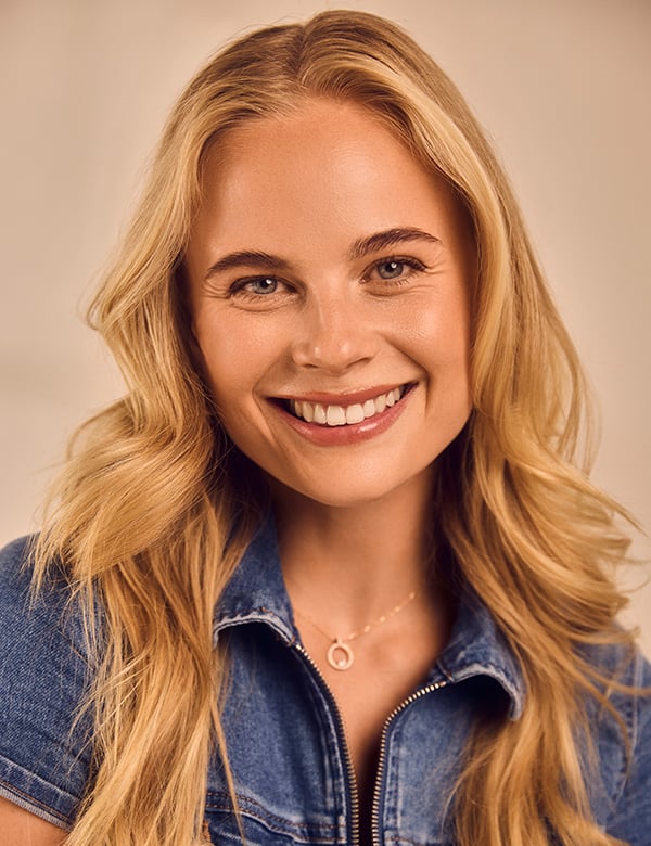 Vrouwelijk model met blond haar en blauwe ogen jenny l.