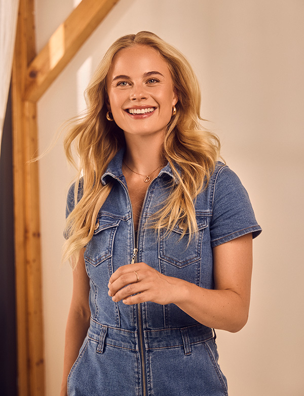 vrouwelijk model met blond haar en blauwe ogen Jenny L.