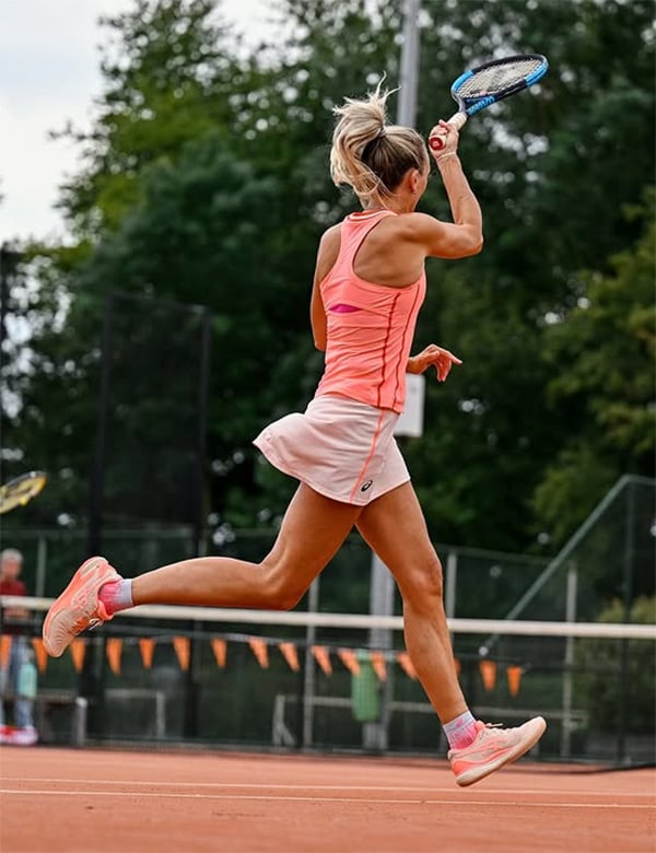 Vrouwelijk model met blondgrijs haar Katja Kb.