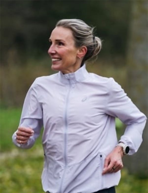 Vrouwelijk model met blondgrijs haar Katja Kb.