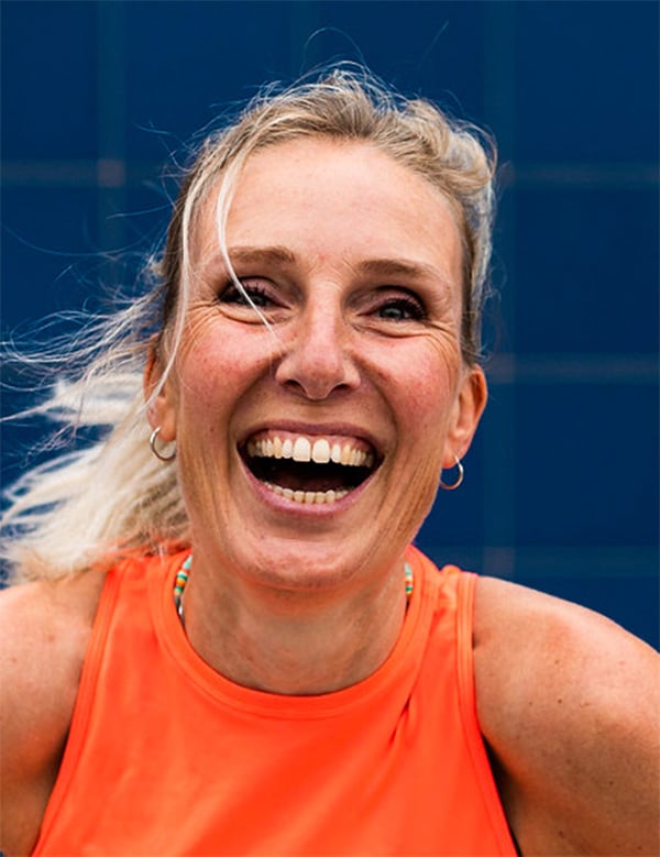 Vrouwelijk model met blondgrijs haar katja kb.