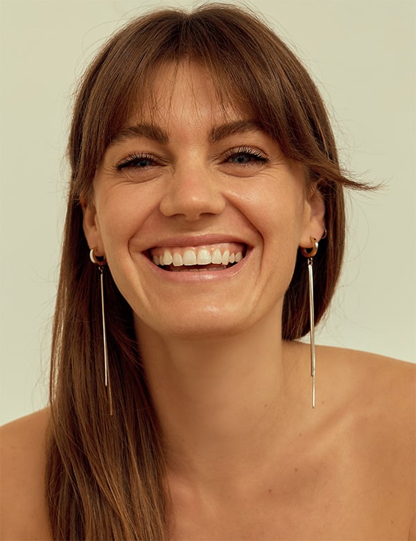 Vrouwelijk model met bruin haar kiki m.