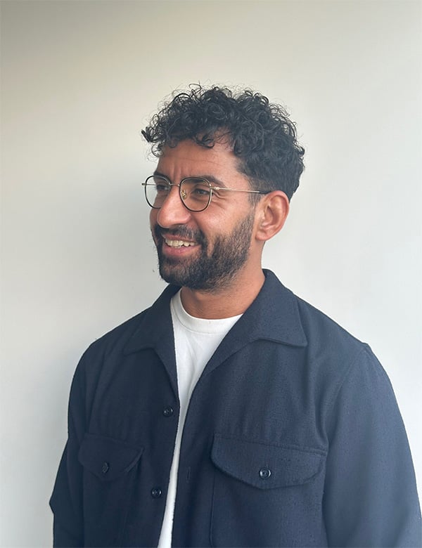 Mannelijk model met donker haar Mouzar
