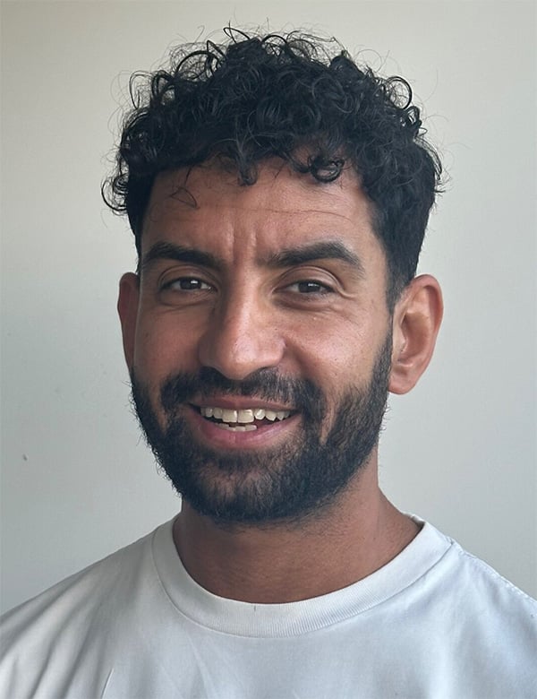Mannelijk model met donker haar mouzar