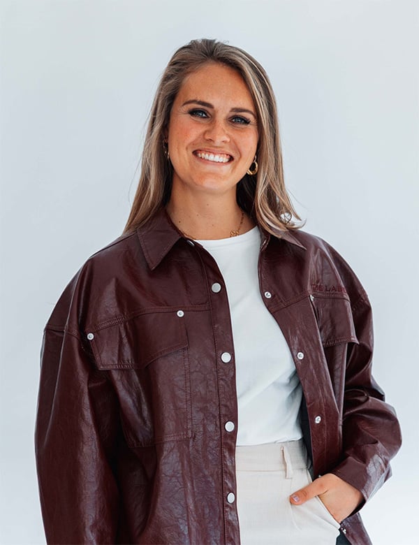 Vrouwelijk model met blond haar Pleun