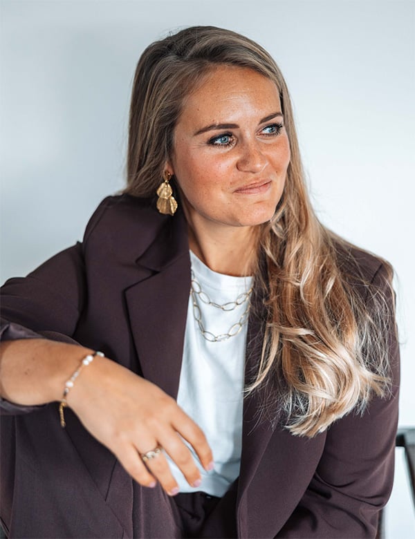 Vrouwelijk model met blond haar Pleun