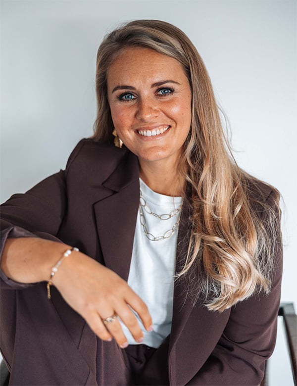 Vrouwelijk model met blond haar Pleun