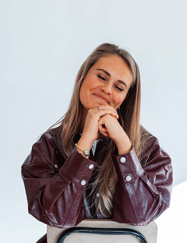 Vrouwelijk model met blond haar Pleun