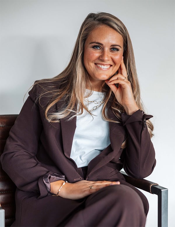 Vrouwelijk model met blond haar Pleun