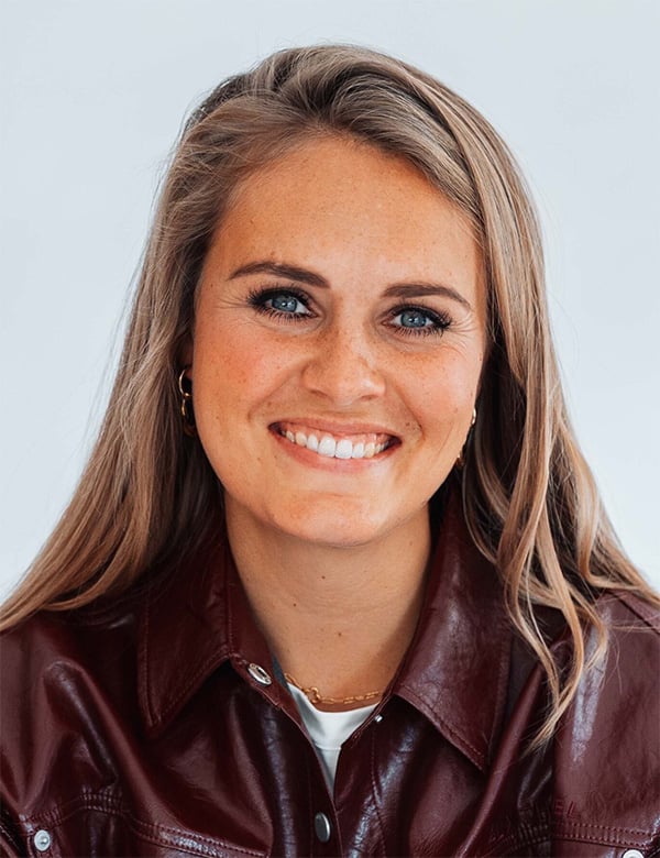 Vrouwelijk model met blond haar pleun