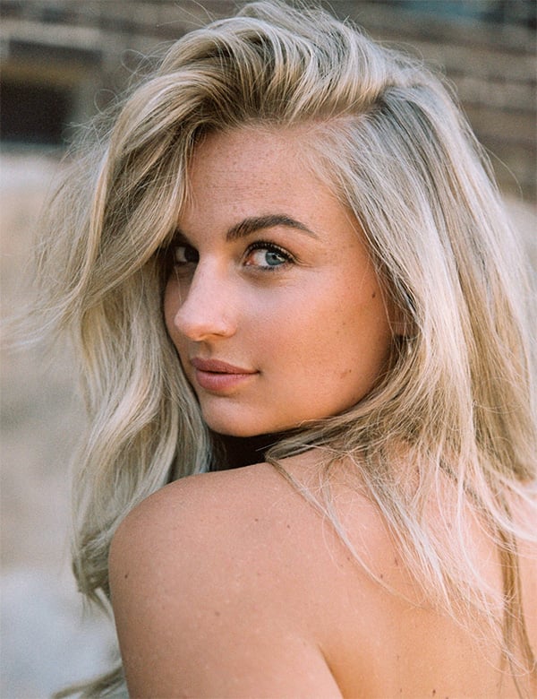 Vrouwelijk model met blond haar Romy L.