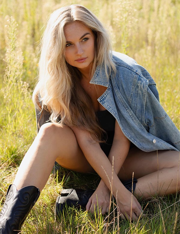 Vrouwelijk model met blond haar Romy L.