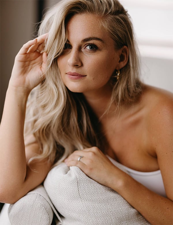 Vrouwelijk model met blond haar Romy L.