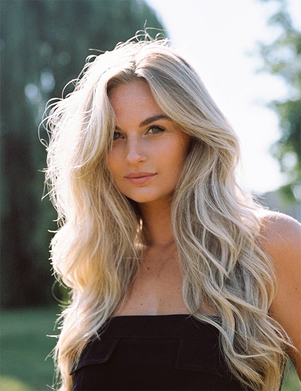 Vrouwelijk model met blond haar Romy L.