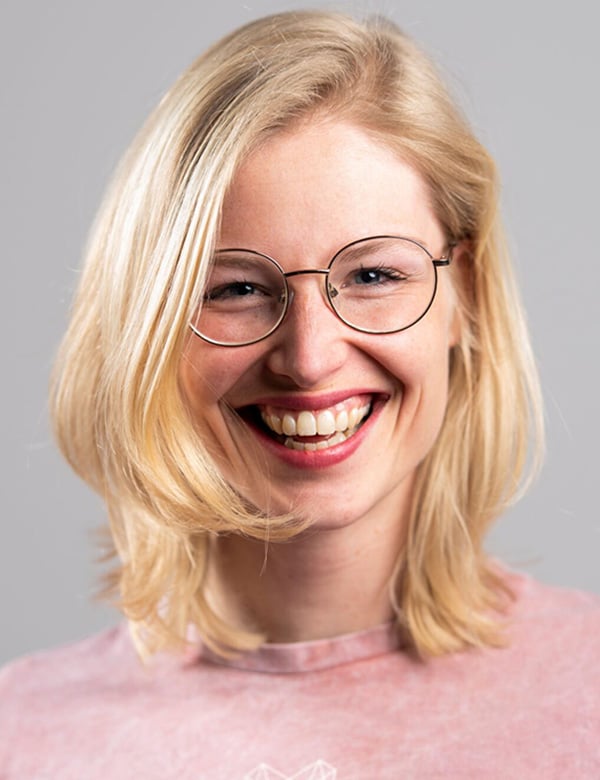 Vrouwelijk model met blond haar roos bro.