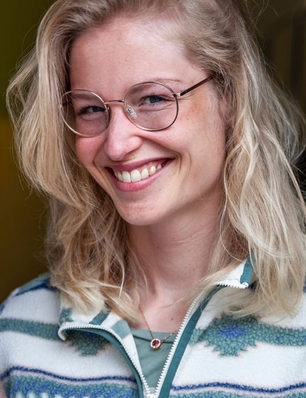 vrouwelijk model met blond haar en blauwe ogen Roos Bro.