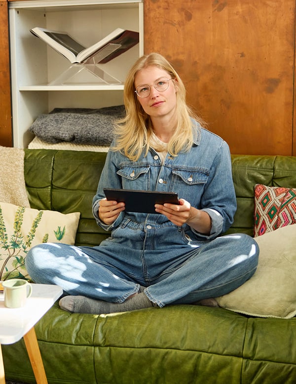 vrouwelijk model met blond haar en blauwe ogen Roos Bro.
