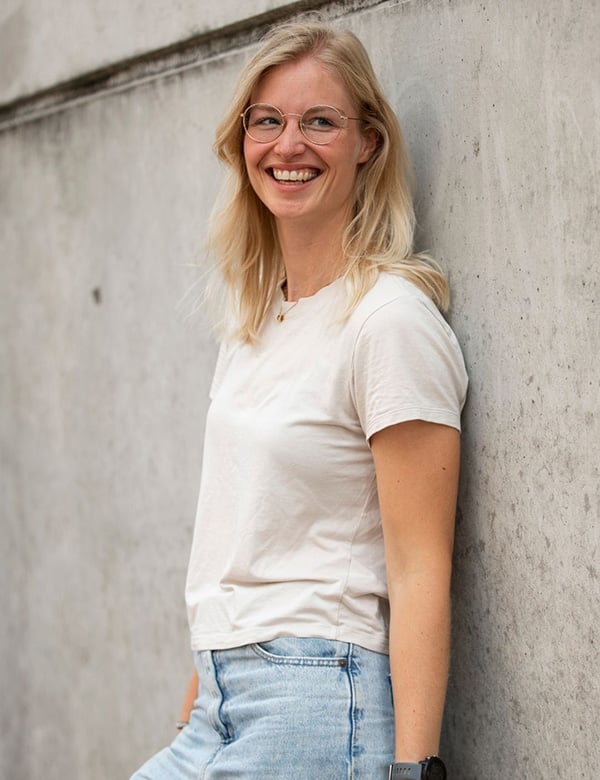 vrouwelijk model met blond haar en blauwe ogen Roos Bro.