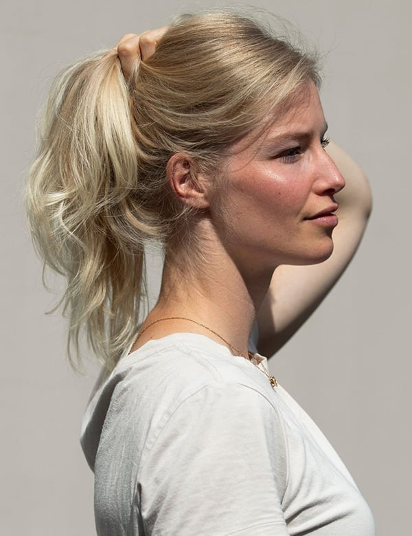 vrouwelijk model met blond haar en blauwe ogen Roos Bro.
