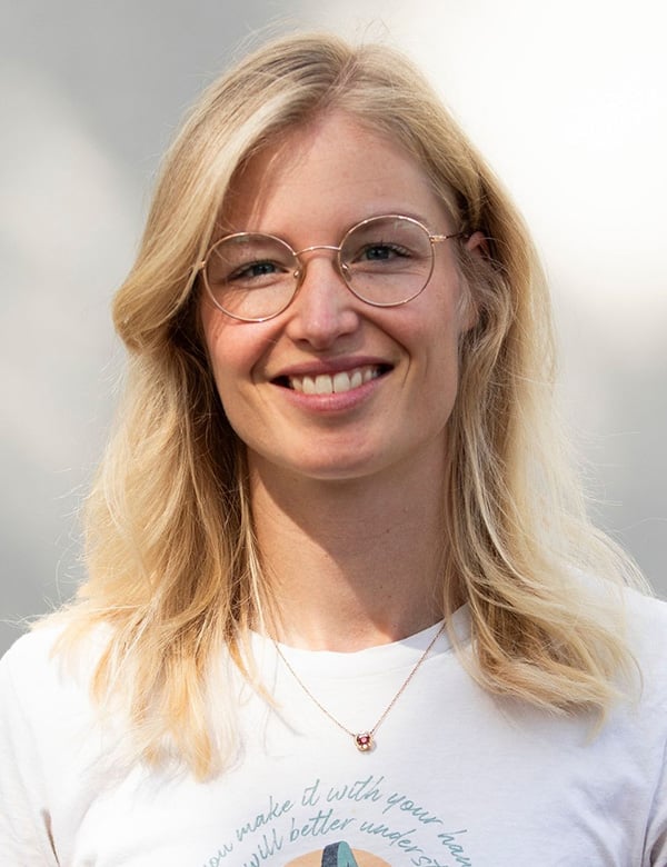 vrouwelijk model met blond haar en blauwe ogen Roos Bro.