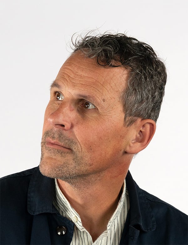 Mannelijk model met zwart grijs haar Johan B.