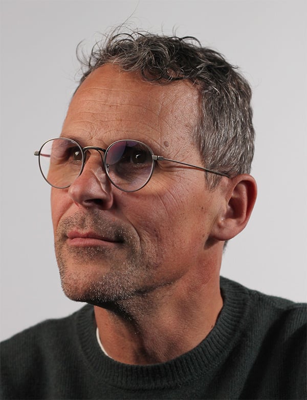 Mannelijk model met zwart grijs haar Johan B.