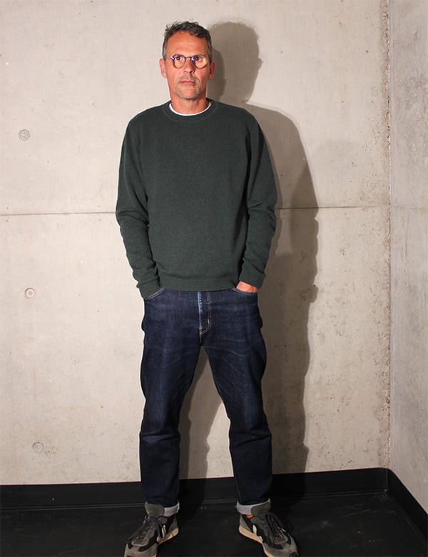 Mannelijk model met zwart grijs haar Johan B.