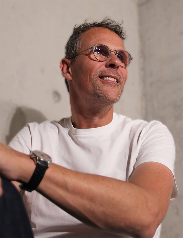 Mannelijk model met zwart grijs haar Johan B.