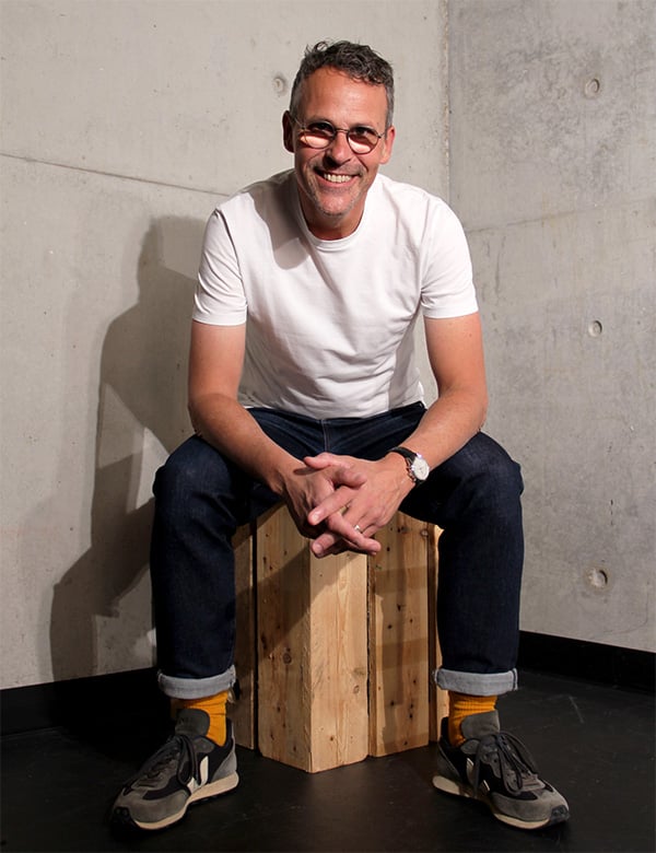 Mannelijk model met zwart grijs haar Johan B.