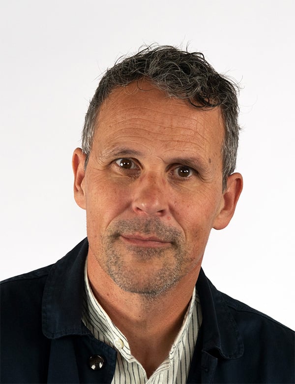 Mannelijk model met zwart grijs haar Johan B.