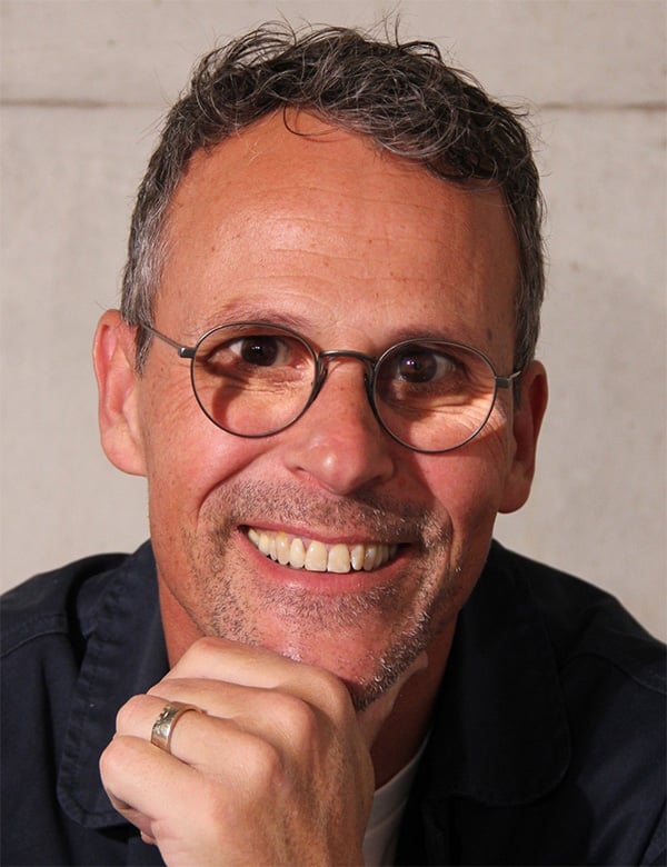 Mannelijk model met zwart grijs haar johan b.