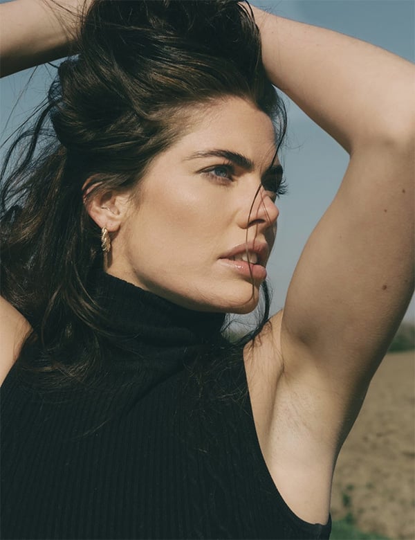 Vrouwelijk model met donker haar Laura Pon.