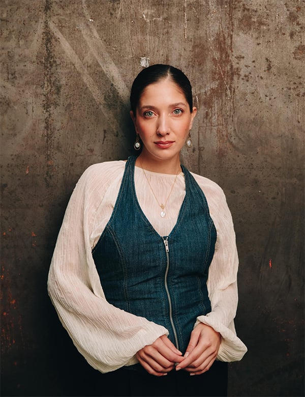 Vrouwelijk model met donker haar Laura Pon.