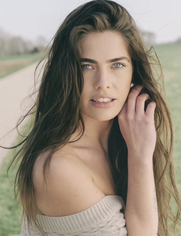 Vrouwelijk model met donker haar Laura Pon.